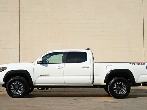 Used 2023 Toyota Tacoma TRD Off-Road w/ Black Out Package (TMS) AWD/4WD image 9