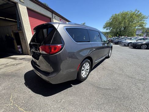 Used 2019 Chrysler Pacifica Touring-L FWD image 8