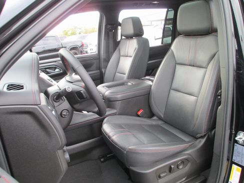 Used 2022 Chevrolet Suburban RST w/ Luxury Package image 17