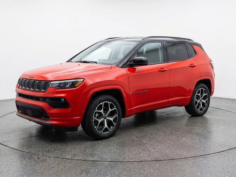 Used 2025 Jeep Compass Limited AWD/4WD image 3