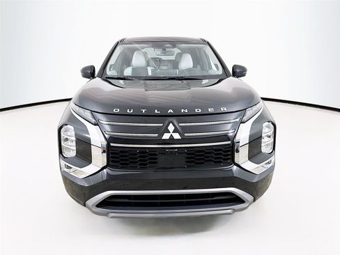 New 2025 Mitsubishi Outlander SE image 2
