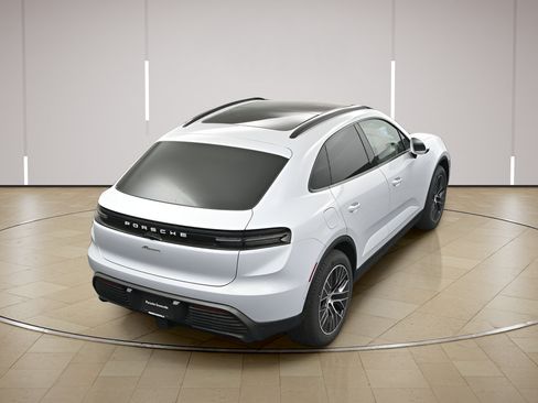 New 2026 Porsche Macan Electric RWD image 38