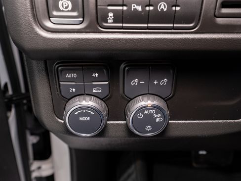 Used 2024 Chevrolet Suburban LT image 29