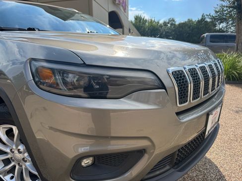 Used 2019 Jeep Cherokee Latitude w/ Popular Appearance Group AWD/4WD image 2