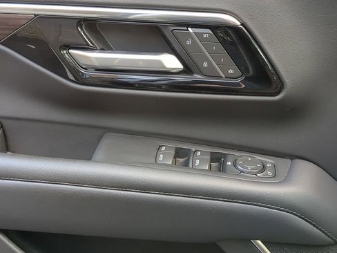 Used 2025 Chevrolet Suburban Z71 image 13