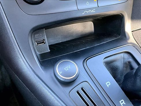 Used 2015 Ford Focus SE FWD image 32