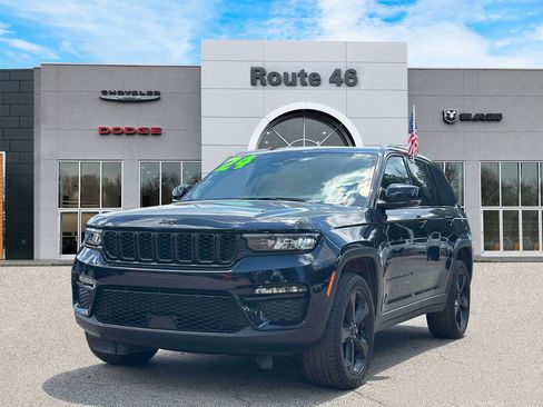 Used 2024 Jeep Grand Cherokee Limited w/ Black Appearance Package AWD/4WD image 2