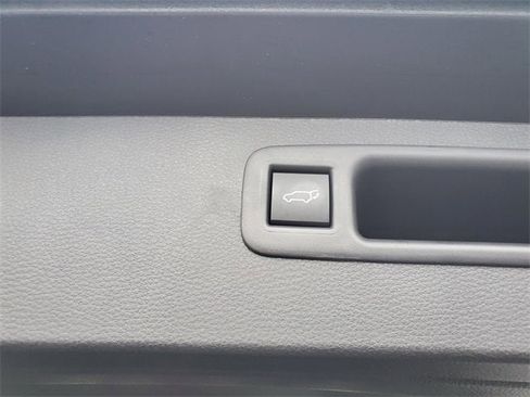 New 2026 Toyota Highlander Platinum image 9