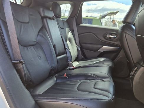 Used 2019 Jeep Cherokee High Altitude AWD/4WD image 12