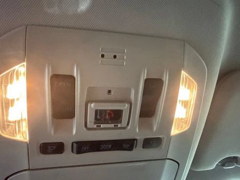 Used 2023 Toyota Highlander XLE FWD image 23