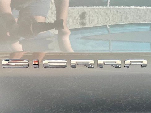 Used 2025 GMC Sierra 1500 SLT image 9