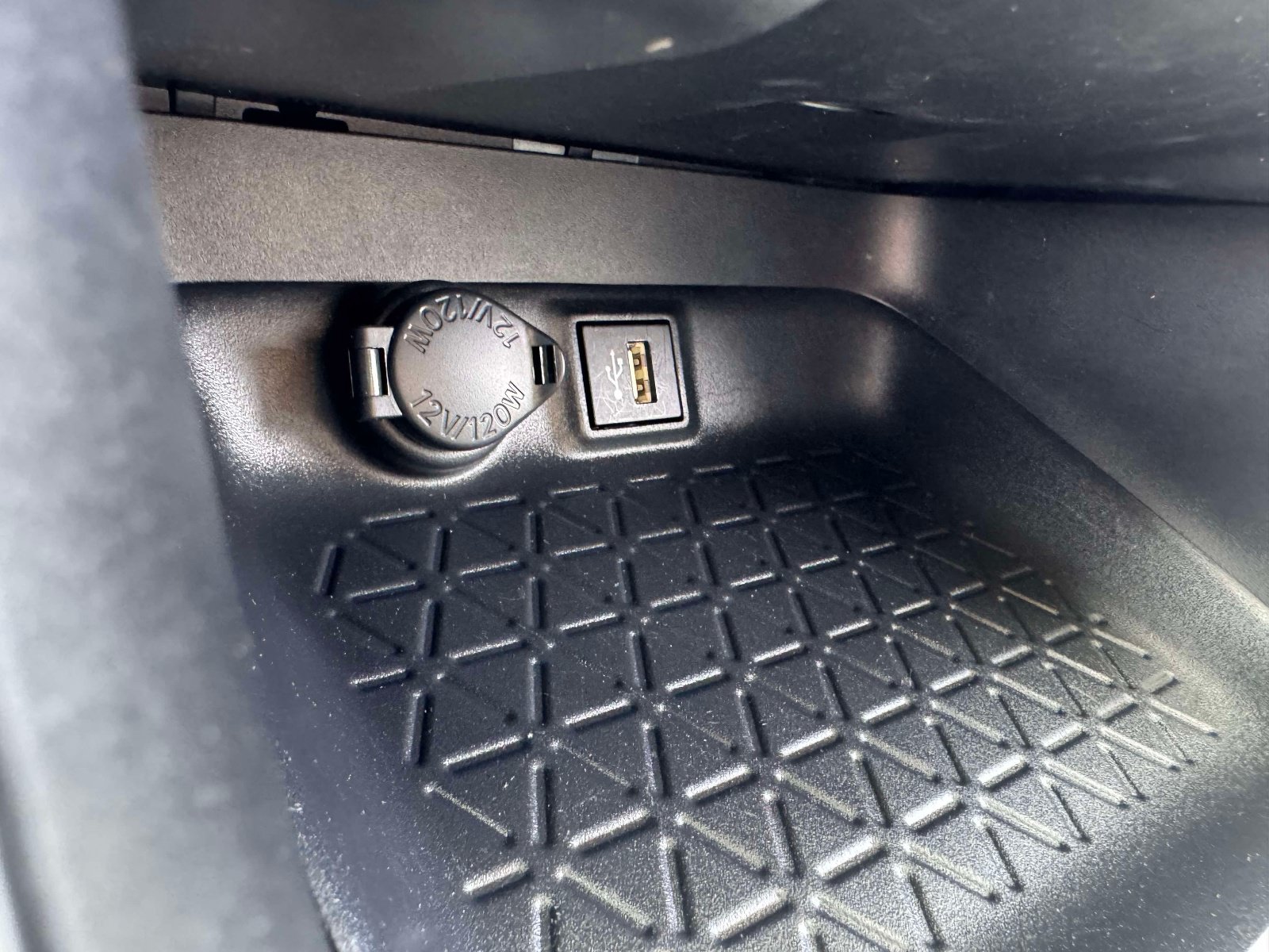 Used 2025 Toyota RAV4 XLE FWD image 38