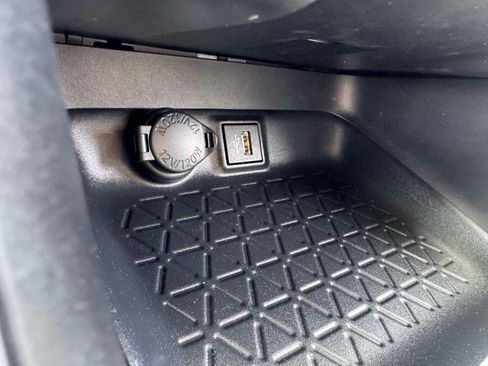 Used 2025 Toyota RAV4 XLE FWD image 38