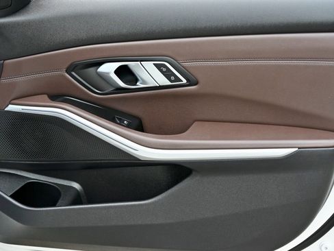 Used 2020 BMW 330i Sedan w/ M Sport Package image 18