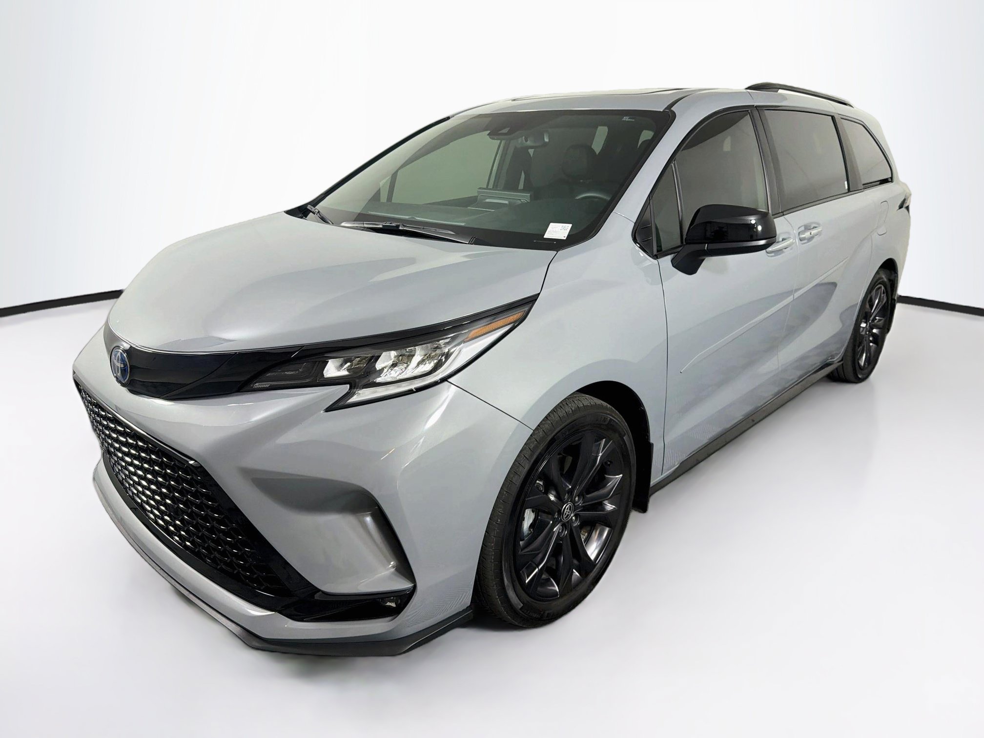 Used 2025 Toyota Sienna XSE FWD image 3