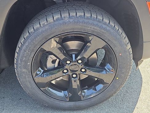 Used 2023 Jeep Grand Cherokee Altitude AWD/4WD image 10