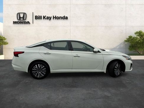 Used 2023 Nissan Altima 2.5 SV w/ SV Premium Package AWD/4WD image 3