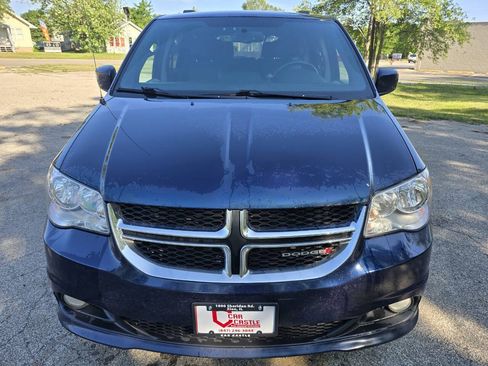 Used 2017 Dodge Grand Caravan SXT FWD image 2