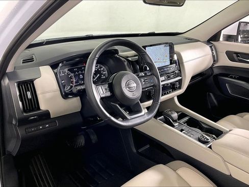 Certified 2025 Nissan Pathfinder SL image 18