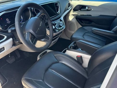 Used 2023 Chrysler Pacifica Touring-L w/ Uconnect Theater Family Group FWD image 2