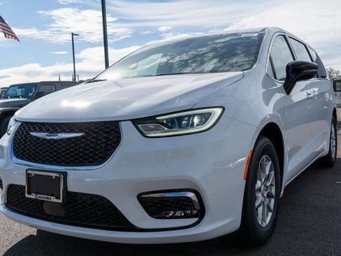 New 2026 Chrysler Pacifica Select image 2