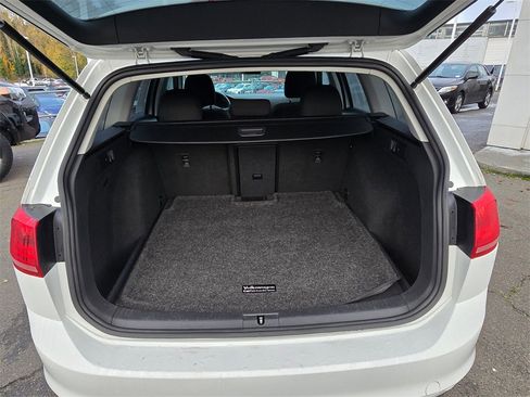 Used 2016 Volkswagen Golf S image 16