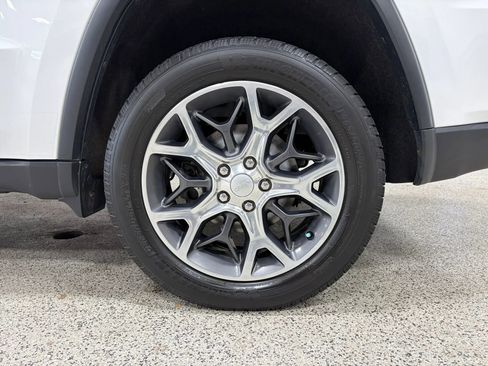 Used 2018 Jeep Grand Cherokee Limited image 13