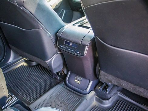 Used 2020 Toyota Highlander XLE image 25