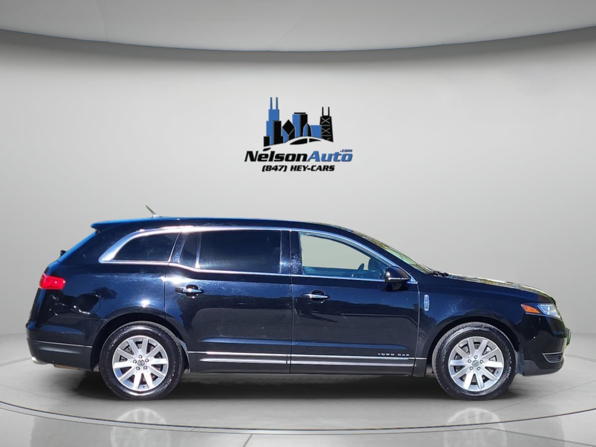 Used 2018 Lincoln MKT AWD image 3