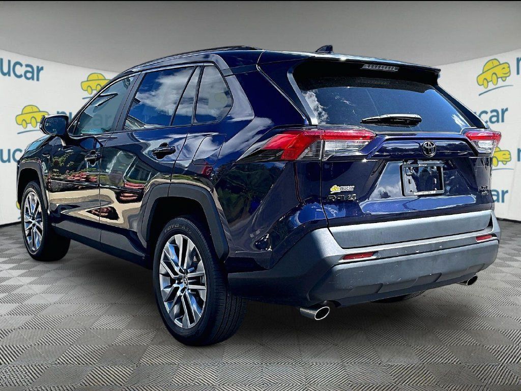 Used 2022 Toyota RAV4 XLE Premium AWD/4WD image 4
