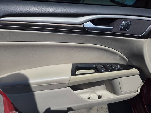 Used 2017 Ford Fusion SE w/ Fusion SE Technology Package image 8