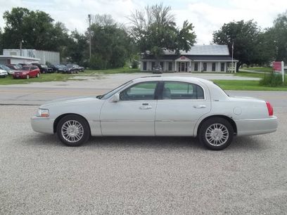 Used 2006 Lincoln Town Car Signature Limited