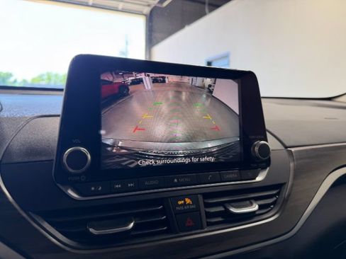 Used 2025 Nissan Altima 2.5 SV FWD image 17