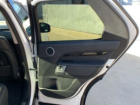 Used 2024 Land Rover Discovery S image 28