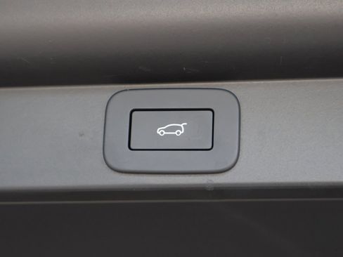 Certified 2025 Land Rover Range Rover SE image 16