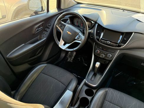 Used 2017 Chevrolet Trax LT w/ LT Convenience Package FWD image 5
