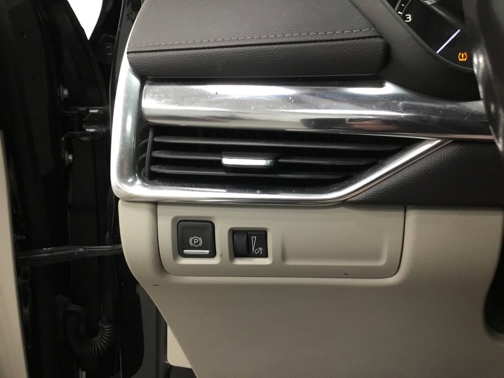 Used 2019 Cadillac XT4 Luxury w/ Cold Weather Package AWD/4WD image 16