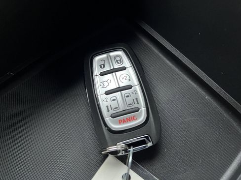 New 2026 Chrysler Pacifica Select image 30