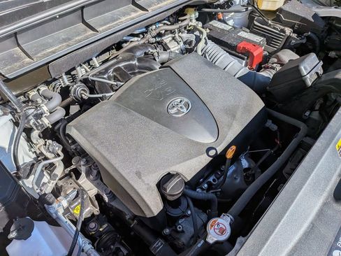 Used 2022 Toyota Highlander XLE image 12