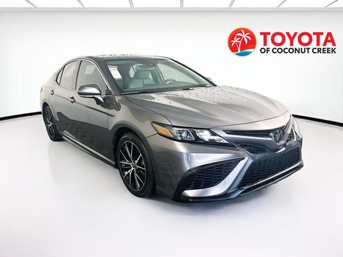 Used 2022 Toyota Camry SE w/ Convenience Package FWD image 1