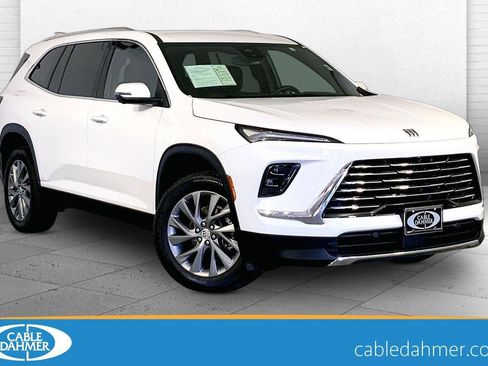 Used 2025 Buick Enclave Preferred FWD image 1