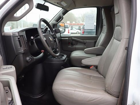 Used 2018 Chevrolet Express 2500 Extended image 6