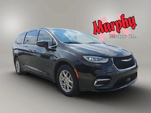 Used 2023 Chrysler Pacifica Touring-L FWD image 3