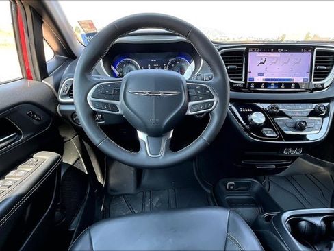 Used 2025 Chrysler Pacifica Select FWD image 8