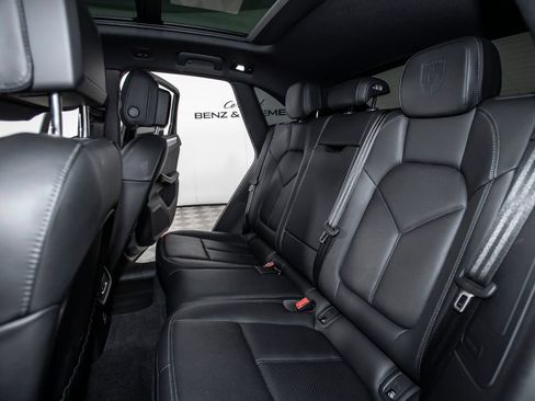 Used 2024 Porsche Macan AWD/4WD image 16