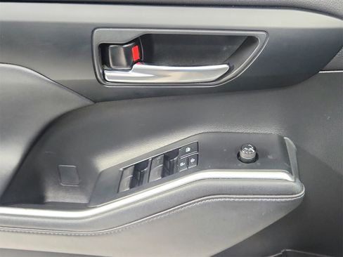 Used 2020 Toyota Highlander XLE image 32
