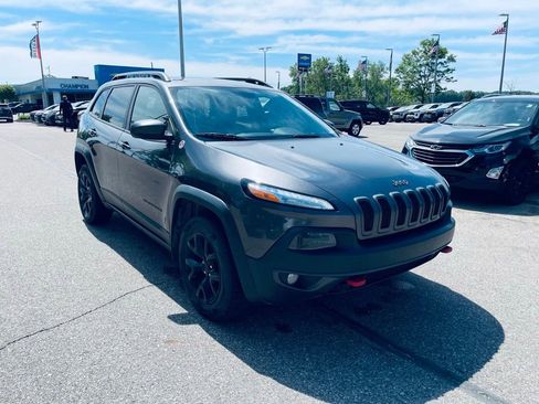Used 2018 Jeep Cherokee Trailhawk w/ Cold Weather Group AWD/4WD image 9