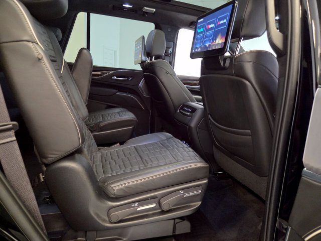 Used 2023 Cadillac Escalade Sport Platinum w/ LPO, ONYX Package AWD/4WD image 17