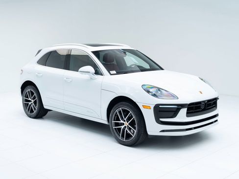 Certified 2025 Porsche Macan image 7