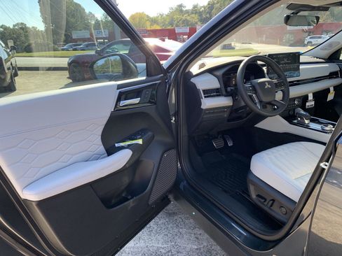 New 2025 Mitsubishi Outlander SEL image 6